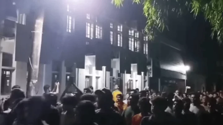 মাঝরাতে উত্তাল ক্যাম্পাস, মুহুর্মুহু স্লোগানের পর উপাচার্য ভবনে তালা